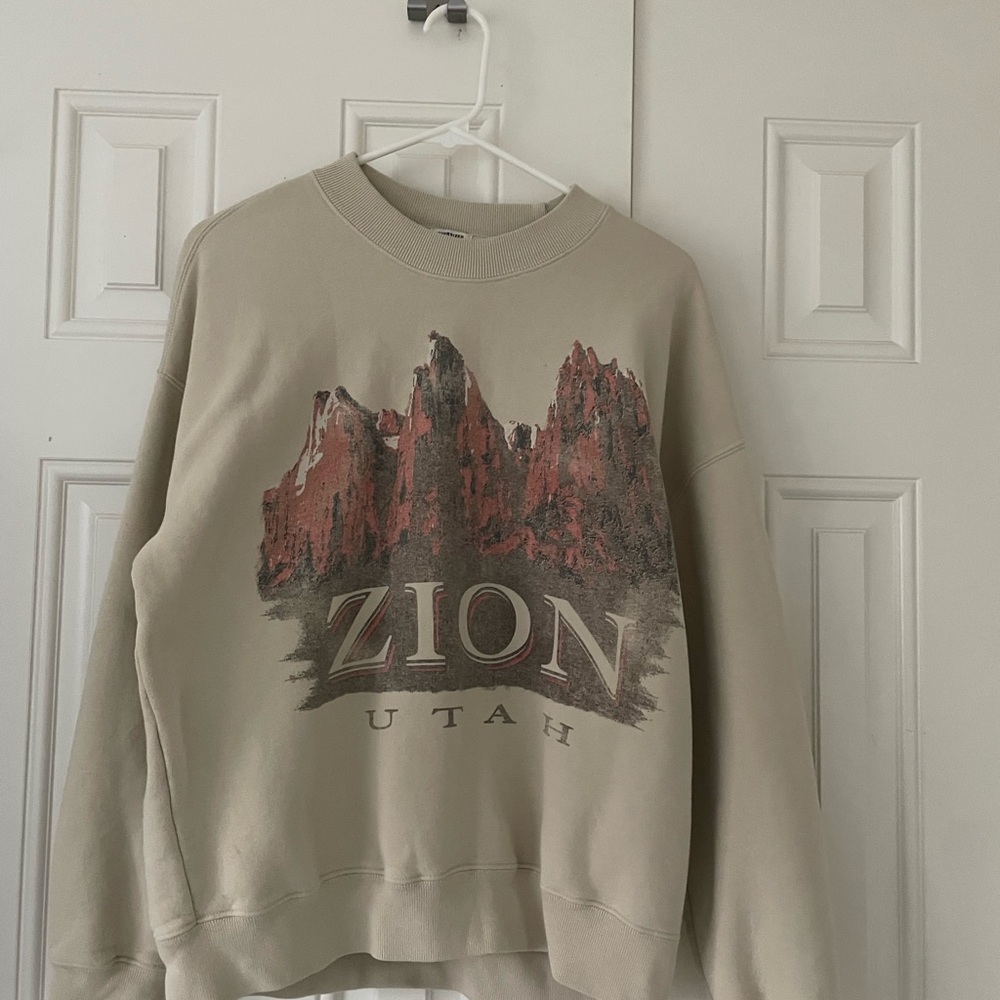 Abercrombie & Fitch Zion Utah Graphic Beige Crewneck Sweater